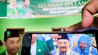 Karna Suswandi & Nyai Khoirani Daftar Pencalonan Kepala Daerah ke PPP Naik Becak - JPNN.com Jatim