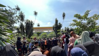 Ratusan Pelayat Iringi Pemakaman 6 Korban Bus SMK Lingga Kencana - JPNN.com Jabar
