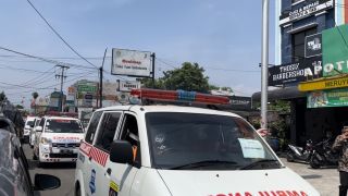 Jenazah Korban Kecelakaan Bus SMK Lingga Kencana Tiba di Kota Depok - JPNN.com Jabar