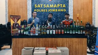 Polisi Gerebek Rumah di Ngoro Jombang, Temukan Ratusan Botol Miras Berbagai Merek - JPNN.com Jatim
