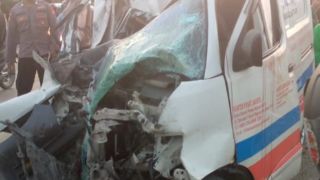 Kecelakaan Adu Banteng Mobil Vs Truk Trailer di Gresik, Dua Orang Terluka - JPNN.com Jatim