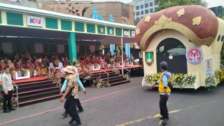 HUT ke-44 Dekranas di Solo: Iriana Jokowi Antusias Ikuti Parade Mobil Hias Hingga Selesai - JPNN.com Jateng