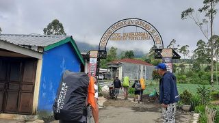 Gunung Slamet Berstatus Waspada, Jalur Pendakian Ditutup, Begini Penjelasan BPBD Purbalingga - JPNN.com Jateng