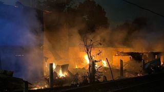 Jumat Malam, Kebakaran Terjadi di Bawah Jalan Layang Manahan Solo, 25 Warga Dievakuasi - JPNN.com Jateng