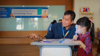 Mencegah Pertumbuhan Rabun Jauh pada Anak, Hoya Edukasi Melalui Miyosmart Goes to School - JPNN.com Jabar
