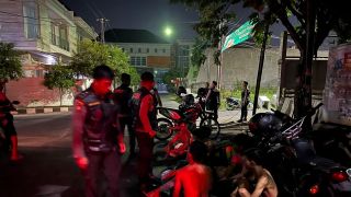 Polisi Tangkap 6 Anggota Gangster Dipersenjatai Celurit & Samurai di Surabaya - JPNN.com Jatim