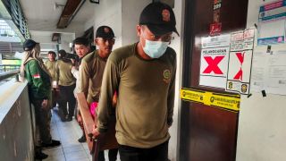 Tak Bayar Retribusi, Satpol PP Surabaya Segel 16 Unit Rusunawa Romokalisari - JPNN.com Jatim