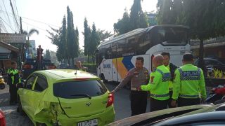 Tabrakan Beruntun Melibatkan 3 Mobil dan 1 Pemotor di Jalan Affandi Sleman - JPNN.com Jogja