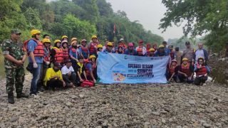 PT Syslab Ajak Komunitas Pecinta Lingkungan Bebersih Sungai Ciliwung Bogor - JPNN.com Jabar