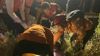 Kakek 62 Tahun Asal Bojonegoro Tewas Tertabrak Kereta di Surabaya - JPNN.com Jatim