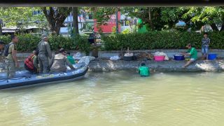 Susur Kalimas, DLH Surabaya Temui Warga Buang Limbah Rumen ke Sungai - JPNN.com Jatim