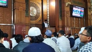 Mohammad Idris Doakan Palestina di Sela-sela Salat Iduladha di Masjid Balai Kota Depok - JPNN.com Jabar