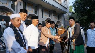 Hery Antasari Serahkan Kurban Limousin Seberat 450 Kilogram ke DKM Masjid Raya Kota Bogor - JPNN.com Jabar