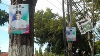 Satpol PP Pamekasan Copoti Reklame Bacabup Langgar Aturan Pemasangan - JPNN.com Jatim