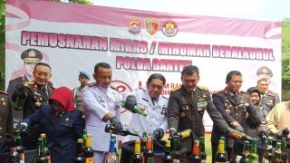 Polda Banten Musnahkan Puluhan Ribu Botol Miras di HUT Bhayangkara - JPNN.com Banten