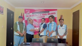 Ikuti Arahan Kaesang, Sukarelawan Wakili Hendy Setiono Ambil Formulir ke PSI - JPNN.com Jatim