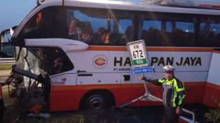 Bus Harapan Jaya Tabrak Truk di Tol Jombang-Mojokerto, 1 Orang Tewas - JPNN.com Jatim