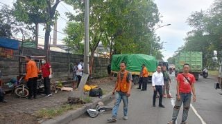 Sopir Truk Tewas Tabrak Tiang PJU dan Gerobak Bakso di Margomulyo - JPNN.com Jatim