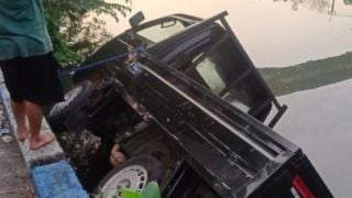 Nyalakan Mobil Posisi Gigi Masuk, Pikap di Jalan Kayoon Surabaya Tercebur Sungai - JPNN.com Jatim