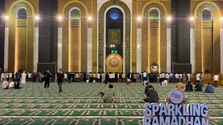 Tarawih di Masjid Al Akbar Surabaya Sepi, Hanya Diikuti 5.000 Jemaah - JPNN.com Jatim