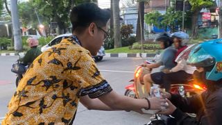 Momen Ramadan, Golkar Surabaya Bagikan Ratusan Takjil ke Warga - JPNN.com Jatim