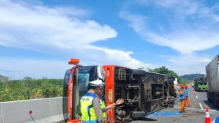 Bus Rosalia Indah Kecelakaan di Tol Semarang-Batang, 3 Penumpang Luka-luka - JPNN.com Jateng