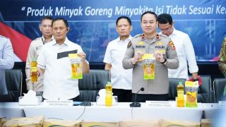 Polri Bongkar Praktik Kecurangan Minyakkita Tak Sesuai Takaran di Depok, 10.560 Liter Minyak Disita - JPNN.com Jabar