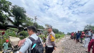 Tabrakan Maut KA Kartanegara Vs Truk di Kediri, Sopir Kritis & Penumpang Meninggal - JPNN.com Jatim