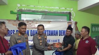 Ramadan Berkah, Polisi & Jurnalis Beri Bantuan Warga Terdampak Banjir Demak - JPNN.com Jateng