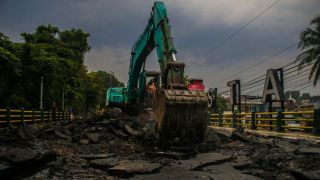 Pemkab Bekasi Kerahkan Alat Berat Demi Perbaiki Tanggul Jebol di Pebayuran - JPNN.com Jabar