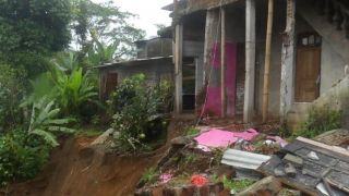 Hujan Deras Picu Longsor di Temanggung, Tiga Rumah Rusak, Akses Jalan Terputus - JPNN.com Jateng