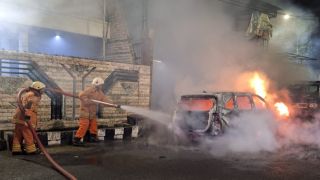 Mobil Rental Ludes Terbakar di Pucang Surabaya, Hanya Sisa Kerangka - JPNN.com Jatim