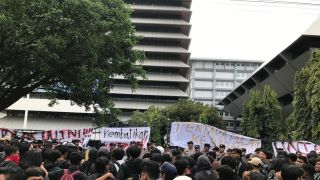 Demo Tolak UU TNI di Semarang Sempat Memanas, 4 Mahasiswa Ditangkap Polisi - JPNN.com Jateng