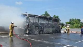 Kronologi Bus Haryanto Terbakar di Tol Semarang-Batang, Diduga Akibat Pecah Ban - JPNN.com Jateng