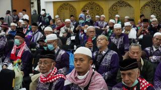 Pesan Mendalam Aep Syaepuloh untuk 2.086 Calhaj Karawang - JPNN.com Jabar