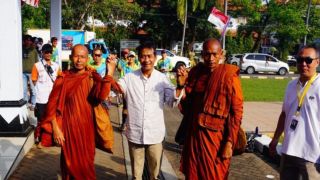 36 Biksu Thudong Singgah di Batang, Wabup Suyono Minta Doa - JPNN.com Jateng