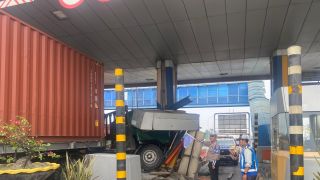Zubaidi Azis Mengantuk, Gerbang Tol Waru pun Hancur - JPNN.com Jatim