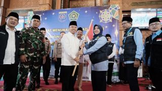 Supian Suri Lepas Keberangkatan Kloter Pertama Calhaj Depok - JPNN.com Jabar