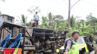 Tragedi di Turunan Kalijambe Purworejo: Truk Seruduk Minibus, 11 Orang Tewas - JPNN.com Jateng