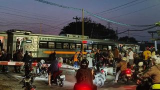 Detik-Detik Truk Dihantam Kereta Api di Semarang Terekam CCTV, Palang Diduga Terlambat Ditutup - JPNN.com Jateng