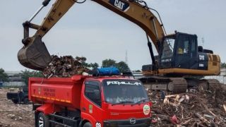 DLH Kabupaten Bekasi Angkut 150 Ton Limbah Bangunan Liar di Sepanjang Kali Cikarang - JPNN.com Jabar