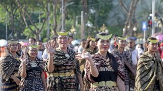 Wali Kota se-Indonesia Pamerkan Baju Adat dalam Karnaval Budaya di Surabaya - JPNN.com Jatim