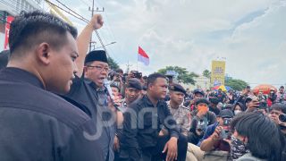 Tak Ditemui Ketua DPRD Jatim, Massa Aksi Indonesia Gelap Bakar Ban-Lempar Botol Air - JPNN.com Jatim