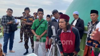 Warga Jalan Cumpat Pertahankan Gunakan Rubu' untuk Amati Hilal Ramadan - JPNN.com Jatim