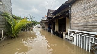 Diguyur Hujan Seharian, 15 Wilayah di Kota Depok Terendam Banjir - JPNN.com Jabar