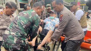 Petugas Gabungan Mengevakuasi Warga Sakit dan Terjebak Banjir di Perumahan Sawangan Asri Depok - JPNN.com Jabar