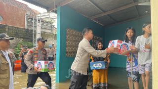 Polres Metro Depok Berikan Bantuan untuk Korban Banjir di Kecamatan Sawangan - JPNN.com Jabar