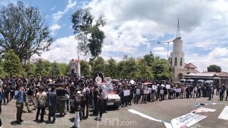 Demo UU TNI, Massa Aksi Desak Prabowo-Gibran Dimakzulkan - JPNN.com Jogja