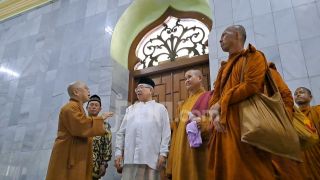 Rombongan Bhikkhu Thudong Singgah di Masjid Agung Semarang, Kagum dan Terkesan - JPNN.com Jateng