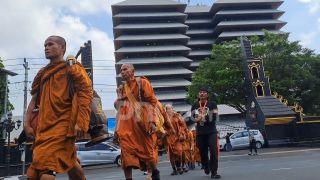 Ada 227 Aturan Bhikkhu Thudong, Salah Satunya Tak Boleh Konsumsi Makanan Berat - JPNN.com Jateng